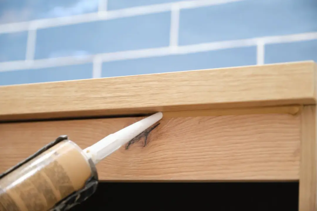 Jaký silikon zvolit pro venkovní použití? Průvodce, který vám opravdu pomůže